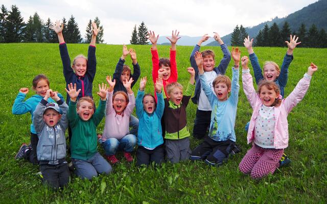 Eine jubilierende Kinderschar beim Almausflug