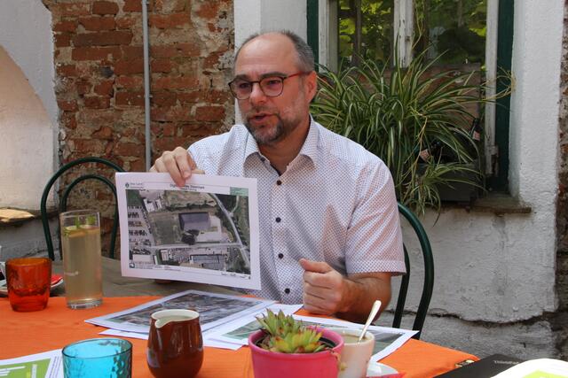 Dieter Dirnbauer, Gemeinderat in Fehring, kritisiert Leerstände und ungenützte Parkplätze.