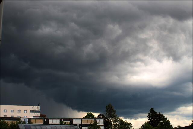 Lokale Unwetter dürften am Sonntag auf uns zukommen.