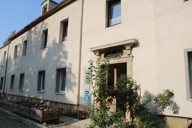 Erhaltenes Hauptgebäude der Mühle mit dem originalen Eingangsportal
