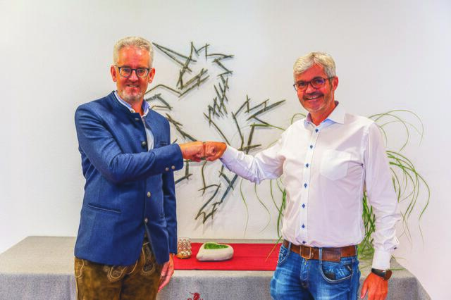 Bgm. Markus Wackerle mit Vorgänger Werner Frießer bei der Amtsübergabe.