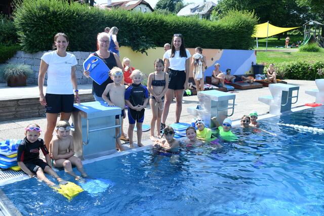 Anneliese Bräuer machte sich natürlich auch selbst ein Bild von den tollen Fortschritten der Kinder und besuchte sie im Freibad (siehe Bild – 2. von li stehend). Außen li: Marina Schwarz, Leitung Schwimmschule swim4you aus Lichtenberg