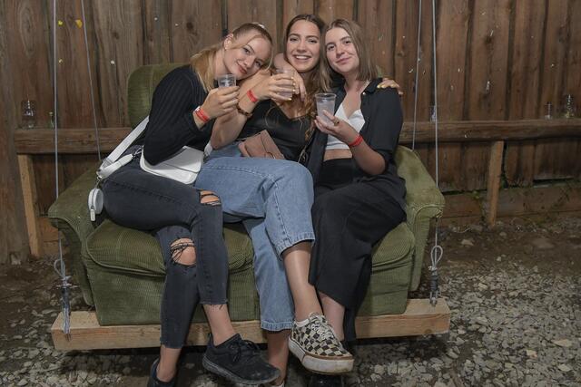 Leonie, Marlene und Melanie (v. l.) machte es sich auf der Schaukelcouch gemütlich.