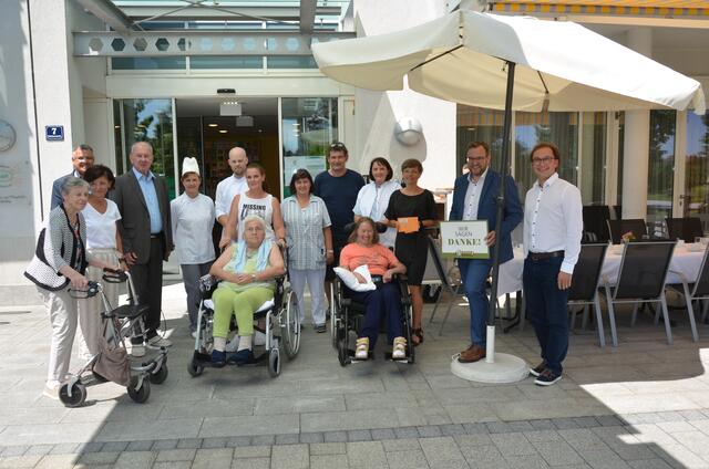 Der Landesgeschäftsführer Franz Ebner (2.v.r), der Bezirksgeschäftsführer der OÖVP Eferding, Christoph Knierzinger (1.v.r.), sowie Vertreterinnen und Vertreter des OÖ Seniorenbundes Eferding mit Bezirksobmann-Stellvertreter Karl Hemmelmayr (4.v.l.), überreichten den Pflegekräften des Bezirksalten- und Pflegeheimes in Eferding einen Geschenkkorb als Zeichen der Anerkennung.