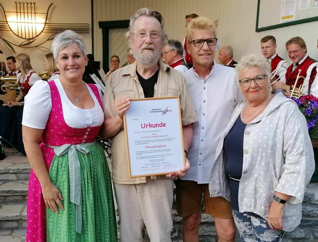 von li.: VBM Marissa Dünser, Ehrenmitglied Hartmuth Brinkmann, Präsident Klaus Wendling, Art-Direktorin Gerry Wörgartner