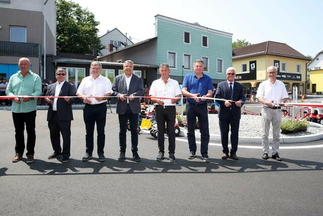 Vertreter von Gemeinde, Bezirk und Land bei der Eröffnung des fertiggestellten Kreisverkehrs in Peuerbach.