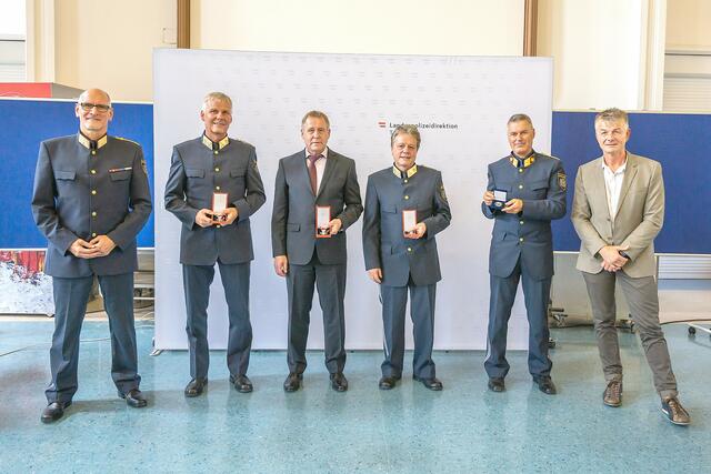 LPD Edelbert KOHLER, ChefInsp Hans-Peter ASTL, GrInsp i.R. Rudolf THANNER, ChefInsp Josef HÄUSLER, Bez. Kot Obstlt Martin WALDNER und BH-Stv. Wolfgang LÖDERLE (v.l)