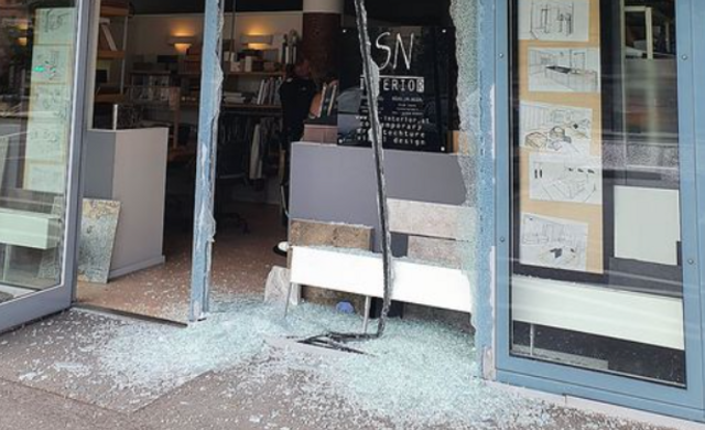 Das zerstörte Schaufenster eines Einrichtungsgeschäftes in Villach