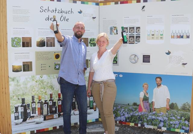 Thomas Raab und Christiane Raab vor dem „Schatzbuch der Öle“. 19 Öle werden in ihrer Ölmühle gepresst.