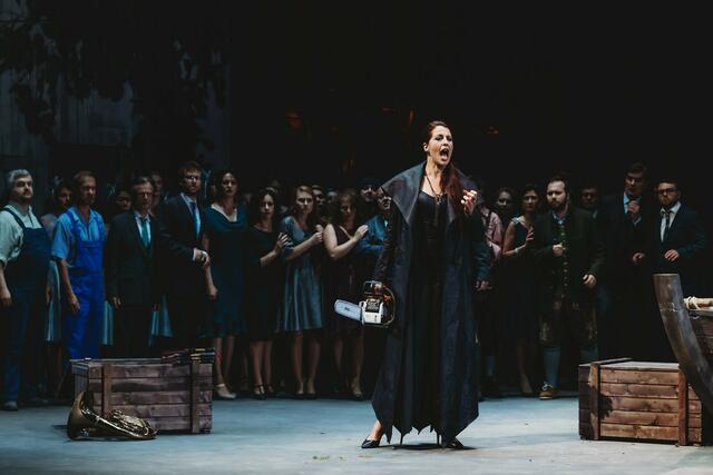 Star des Abends: Dshamilja Kaiser als "Ortrud" wurde gerade noch am Kettensägenmassaker gehindert. | Foto:  Xiomara Bender
