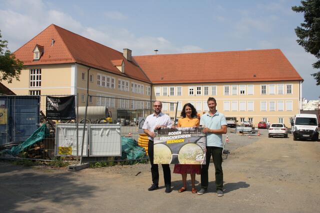 Dieter Dirnbauer, Sandra Krautwaschl und Ernst Heuberger (v.l.) von den Grünen vor der Einfahrt zur Baustelle am Fehringer Schulcampus.