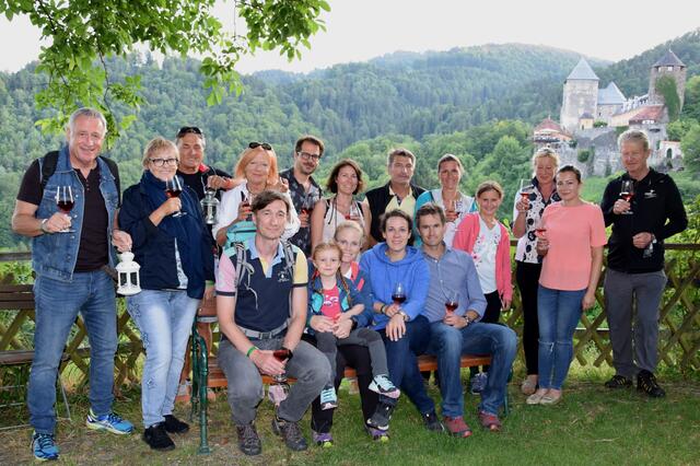 Die begeisterte Wandergruppe vor der Jakobi Wanderung in Richtung Burg Deutschlandsberg  | Foto: Fotos: Josef Strohmeier