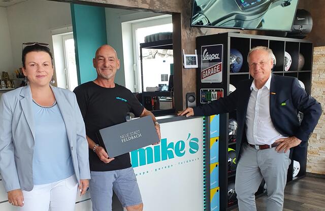 Bürgermeister Josef Ober und Stadträtin Sonja Skalnik gratulierten Michael Gimpl zur Eröffnung seiner "Garage".