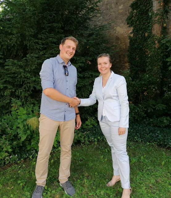 Flo Havel übergibt an Iris Kühnen