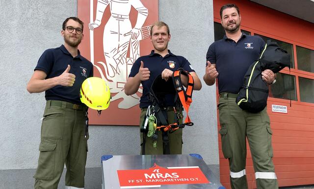 Kommandant Patrick Achatz, MRAS-Beauftragter Lukas Weitzer und Kommandant-Stellvertreter Johannes Ronacher freuen sich über die neue MRAS-Ausrüstung und danken den Unterstützern im Namen der Feuerwehr. | Foto: FF St. Margarethen ob Töllerberg