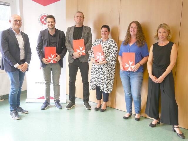 Johanniter-GF Franz Bittersam, Clemens Parz (Bezirkskrankenhaus Schwaz, Bernhard Pfister (Altenheimverband vorderes Zillertal), Daniela Unterlechner (SGS Weer und Umgebung), Nadine Jordan (Seniorenheim Vomp), DGKP Nicole Raslagg, Johanniter Tirol. (v.l.) | Foto: Foto: Die Johanniter