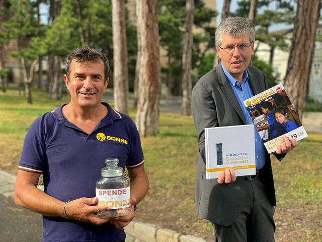 Sonne International Gründer Mag. Erfried Malle (links) und Landtagsabgeordneter Martin Schuster (rechts). Freiwillige Spenden für das Buch "Fundamente für ein neues Jahrhundert" kommen der Hilfsorganisation "Sonne International" zugute.