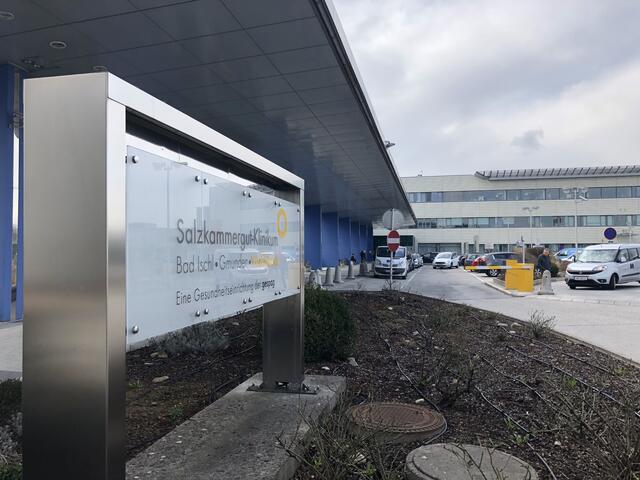 Der 27-Jährige wurde mit leichten Verletzungen in das Krankenhaus Vöcklabruck eingeliefert.