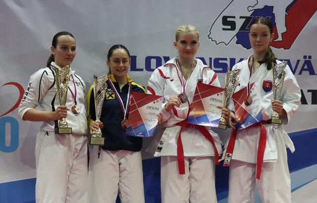 Isra Celo (2. v. li.) gewann mit 24,0 Punkten Gold vor den Slowakinnen Viktoria Skolnikowa (23,14) und Kristina Brunanska (22,94) sowie der Litauerin Lana Neshina (22,72).