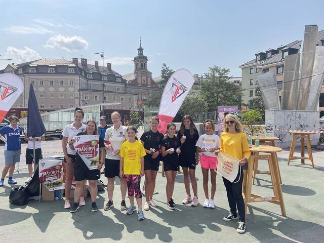 Katharina Margreiter und Jennifer Giebl (beide TFV), Karin Gruber (ÖFB), Nachwuchskickerinnen, u. a. vom SPG Hinteres Zilelrtal und StR. Elli Mayer.