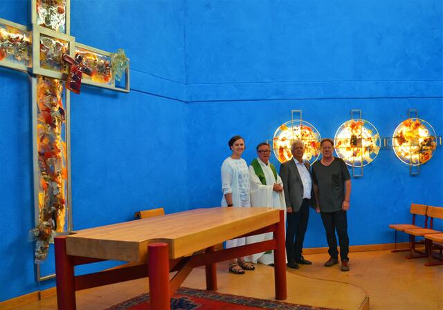 Glücklich über die "neue" Kapelle: Gabriele Habsburg-Lothringen, Stadtpfarrer Monsignore Markus Plöbst, Bgm. Johann Marak und Künstler Georg Brandner (v.l.).