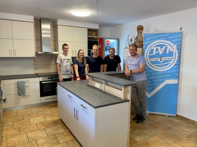 Stolz aufs neue Clubhaus-Inventar: Raffael Friedl, Carmen Wolf, Marvin Friedl, Obmann Philipp Knaus, Bgm. Fabio Halb (von links).