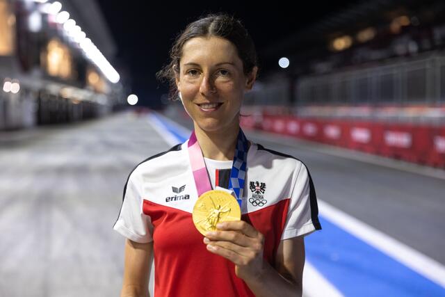 Anna Kiesenhofer mit der Goldmedaille.