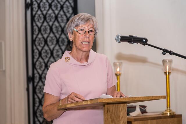 Pfarrgemeinderatsobfrau Leopoldine Zeller erklärte die Schritte des Großprojektes.  | Foto: Alfred Hofer