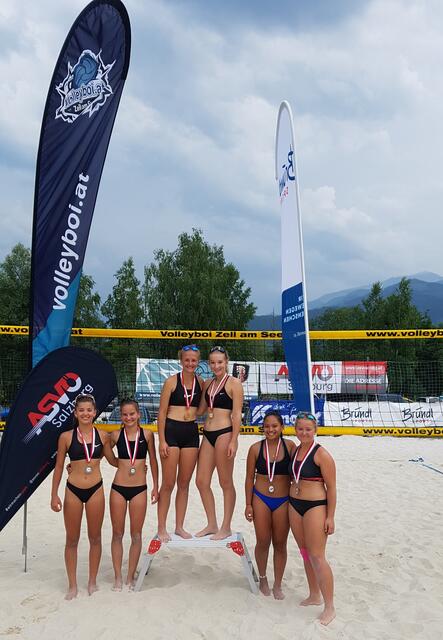 Siegerpodest U19 Turnier: v.l.n.r. Maria Dietrich, Pia Bär, Valentina Nußbaumer, Eva Widmoser, Rejina Aguilo, Julia Seidl | Foto: Volleyboi Zell am See
