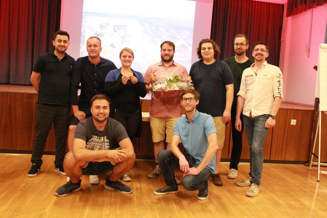 SJ-Vorsitzender Davut Evsen (links), Traismauers STR Admir Mehmedovic, Sarah Pany, Böheimkirchens GR Martin Aichinger, Lukas Wenighofer, JG-Landesvors. Michael Kögl, Vizebgm. Richard Waringer, kniend: Jugend-GR Dominik Stefan, Quizmaster Kurt Schirmer