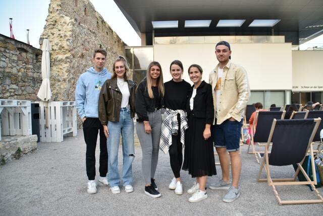 Open Air Kino im Bürgermeistergarten: Zu Bohemian Rhapsodie kamen Sebastian Stritz, Catherina Chala, Xenia Heindl, Patricia Riegler, Nina Heissenberger und Alexander Mahrle.
