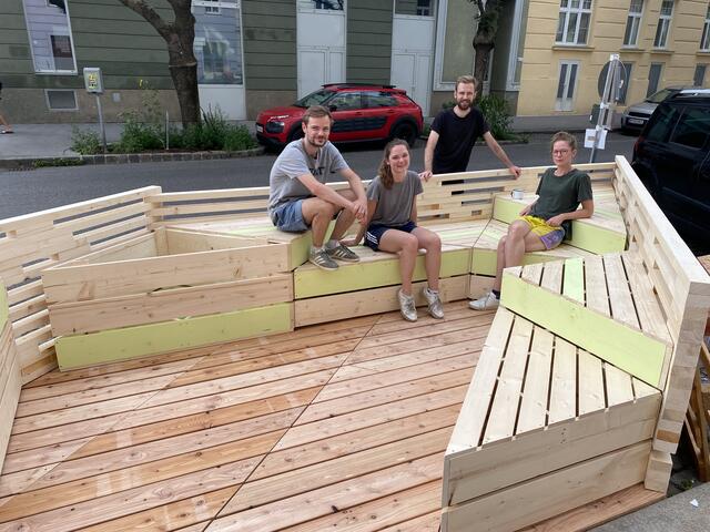 In der Sebastian-Kneipp-Gasse haben Felix, Marlene, Gunnar und Rieke (v.l.) eine "Grätzloase" nach eigenen Plänen gebaut. | Foto: Kathrin Klemm