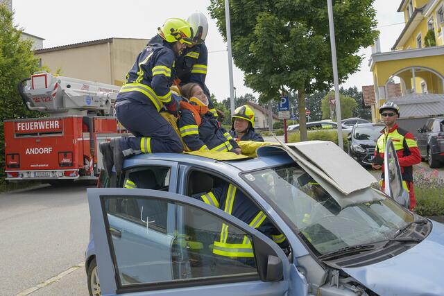 Am Ausbildungstag wurde geübt, wie man verletzte Personen mit dem Spineboard aus dem Auto bergen kann