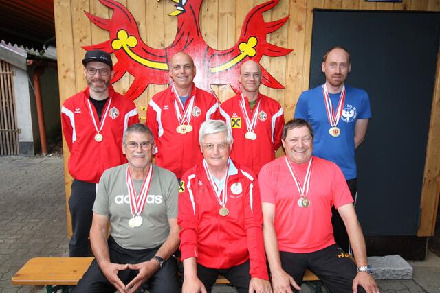 1. Reihe Sitzend (v.l.n.r.):
Johann Achrainer (SG Schwoich), Anton Unterdorfer (Sportschützen St. Johann), Hans-Peter Sonnerer (SG Schwoich).
2. Reihe Stehend (v.l.n.r.):
David Gstir, Rudolf Sailer, Herbert Sailer (beide HSV Absam), Matthias Schneider (Sportschützen Brixlegg)