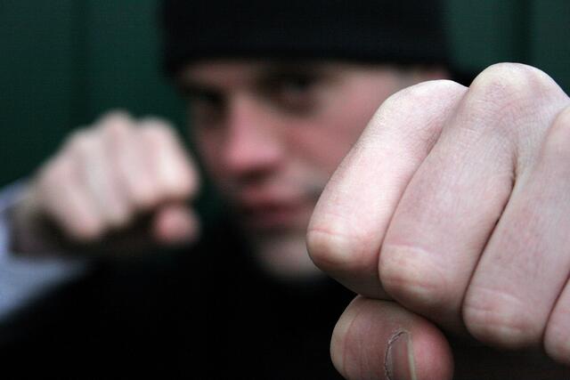 Die beiden 17-Jährigen aus dem Bezirk Vöcklabruck attackierten im Bahnhofs-Warteraum das 18-jährige Opfer und raubten Bargeld aus dessen Geldbörse.