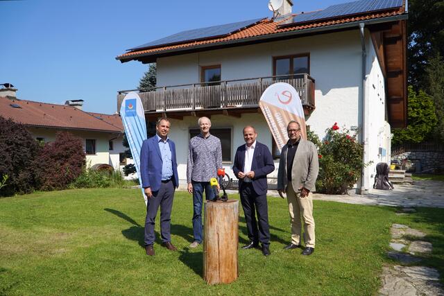 (v.l.n.r.): DI Bruno Oberhuber, Geschäftsführer Energie Tirol, Gerhard Halder, Energiebeauftragter der Gemeinde Lans, LHStv Josef Geisler, Energielandesrat und Benedikt Erhard, Bürgermeister von Lans freuen sich über die gelungene Aktion.