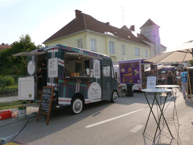 Ein Blick in die Genussmeile: Hier zu sehen der Stand "Styrian Soul", mit steirischen Spezialitäten, und Tuk-Tuk Thaifood - ein thailändischer Genussstand