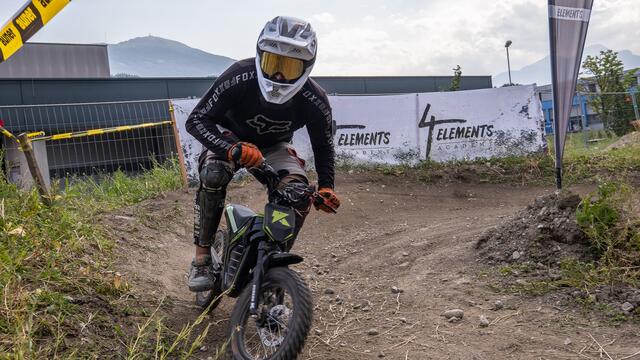 Auf der Motocrossstrecke konnten Kinder als auch Erwachsene ihre ersten Erfahrungen im E-Motocrossfahren machen.