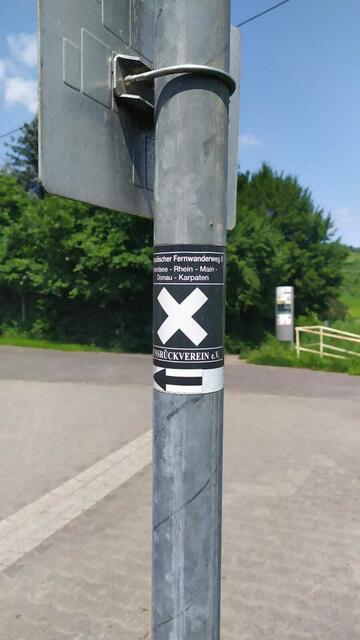 Augen auf - jetzt ist der Fernwanderweg E8 mit einem neuen Logo markiert. | Foto: Aina Geber