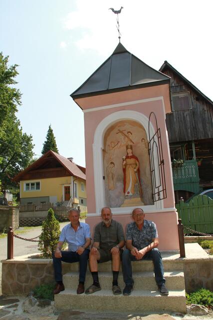 Initiator Peter Jammernegg, Walter Pratter und Franz Miutz (v. r.) bilden den „Bildstockrat“. Weitere Helfer und Sponsoren haben die Rettungsaktion für den akut vom Verfall bedrohten Bildstock in Schönegg ebenfalls unterstützt.