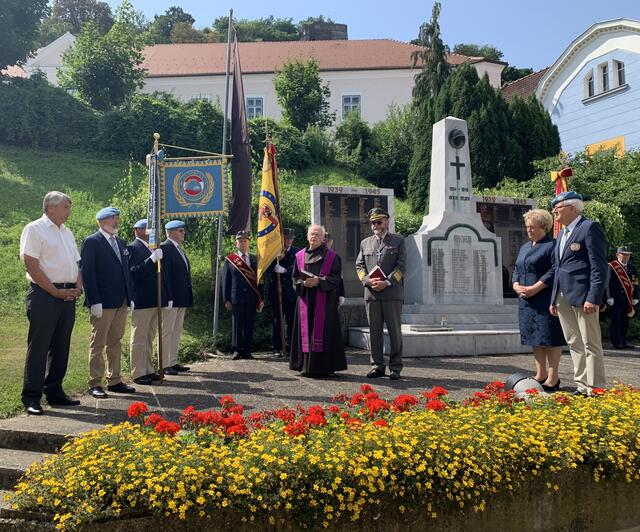 Kranzniederlegung: Bürgermeister Vinzenz Knor (ganz links), Pater Anton Bruck und Militärsuperintendent Karl-Reinhart Trauner (Mitte), Landtagspräsidentin Verena Dunst und Peacekeeper-Vizepräsident Bernhard Bair (rechts).