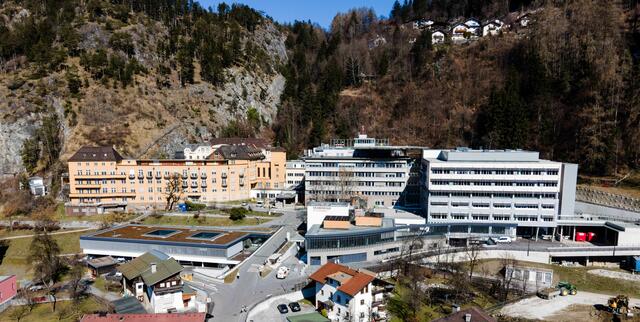 Mit der Fertigstellung des Bauabschnittes im Haus 3 wurde das Krankenhaus St. Vinzenz in Zams umfassend um einen neuen Eingangsbereich, die allgemeine chirurgische Station, die operative Sonderklasse sowie eine psychiatrische Bettenstation erweitert.  | Foto: Krankenhaus St. Vinzenz Zams/ Provisuals