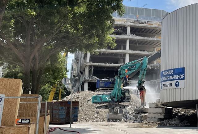 Zwei Gebäude in der Nordbergstraße werden bis etwa Mitte August abgerissen. Danach muss noch eine Zufahrt zur Hochgarage weichen.  | Foto: Bazalka