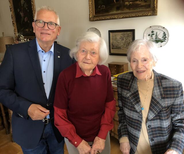 Anna Elisabeth mit Schwester Marie-Theres Hohenlohe-Öhringen, SB-Obmann Gottfried Kneifel.