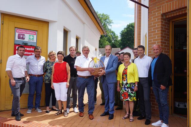 Landesrat Leonhard Schneemann mit der Gemeinde-Delegation von Rotenturm an der Pinka, allen voran Bürgermeister Manfred Wagner | Foto: Landesmedienservice