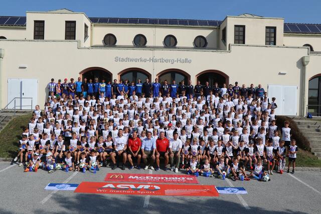 Nahezu 250 JungkickerInnen sind heuer beim Juniors Hartberg Nachwuchscamp dabei.