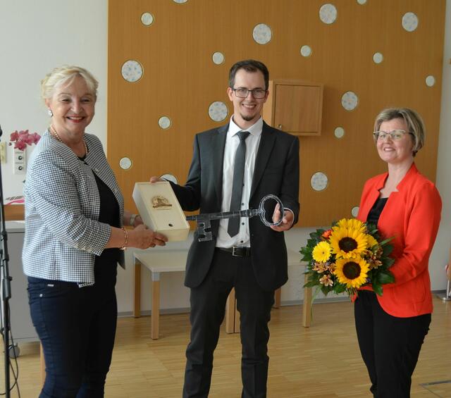 Bezirkshauptfrau Wilbirg Mitterlehner übergab den Schlüssel an Martin Reumüller und Lenka Cicillova.