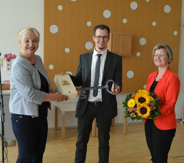 Bezirkshauptfrau Wilbirg Mitterlehner übergab den Schlüssel an Martin Reumüller und Lenka Cicillova. | Foto: Foto: SHV