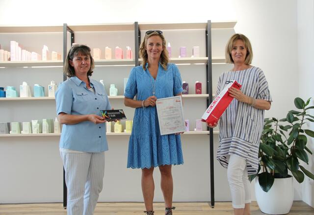 Ursula Kohut überreichte zusammen mit Martina Polndorfer die gemeinsame Urkunde der Wirtschaftskammer und Stadtgemeinde Klosterneuburg und wünschten der neuen Unternehmerin Karin Ekengren weiterhin viel Erfolg.