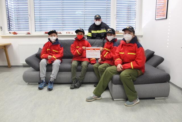 Glücklich über die neue Sitzgelegenheit: Die Jugendfeuerwehr der Freiwilligen Feuerwehr Madstein – Stadlhof erhielt vom ÖBFV und Felix Austria eine Spende über 300 Euro.